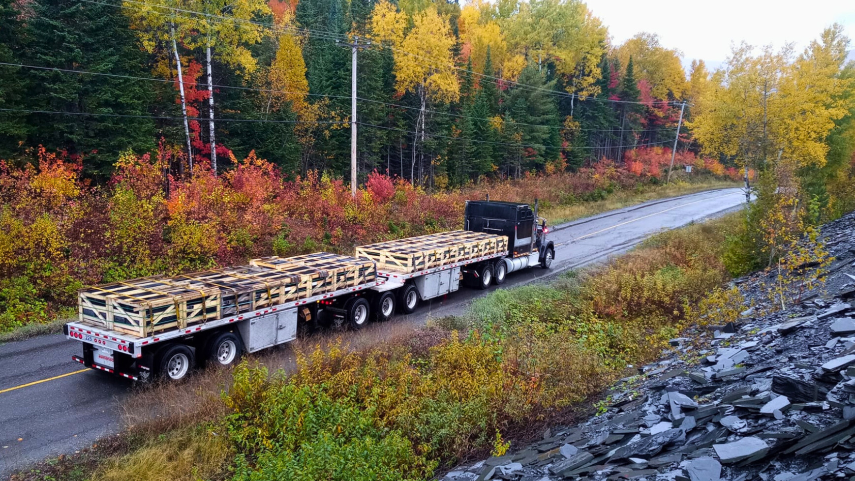 BTrain flatbed en automne au Bas St-Laurent